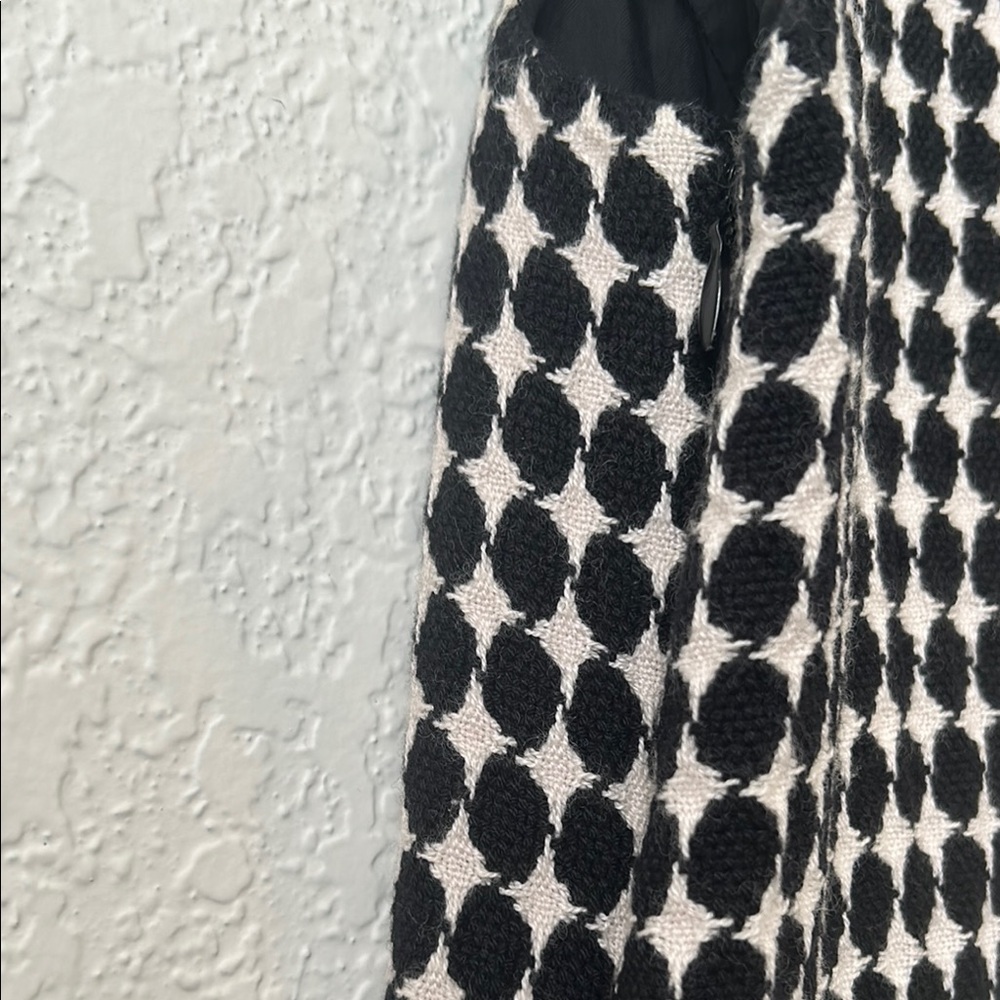 Chic Black and White Sleeveless Dress - Picture 5 of 6